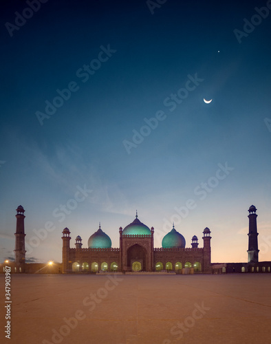 Fotografi Dusk and Moon at Islamic Badshahi Mosque Lahore