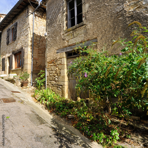 Vieilles maisons en pierres fleuries en Occitanie  France