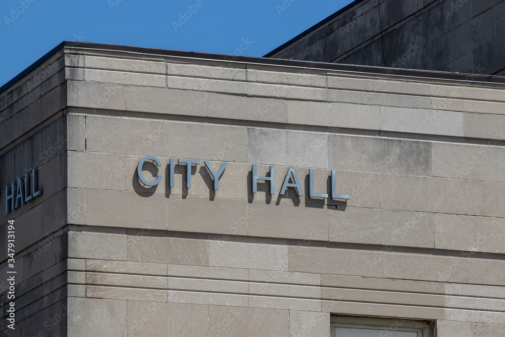Fototapeta premium City Hall in silver text set against limestone bricks.