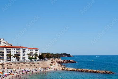 playa y apartamentos turísticos en L´Ametlla de Mar, Tarragona (España) © antonio
