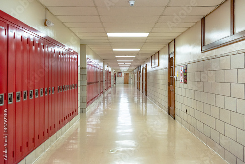 Fototapete Empty high school hallway