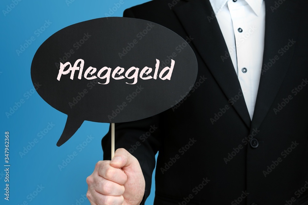 Pflegegeld. Mann im Anzug hält Sprechblase in der Hand. Der Text Pflegegeld steht im Schild. Blauer Hintergrund. Geschäftsmann für Business, Finanzen, Statistik Pflegegeld. Mann im Anzug hält Sprechblase in der Hand. Der Text Pflegegeld steht im Schild. Blauer Hintergrund. Geschäftsmann für Business, Finanzen, Statistik