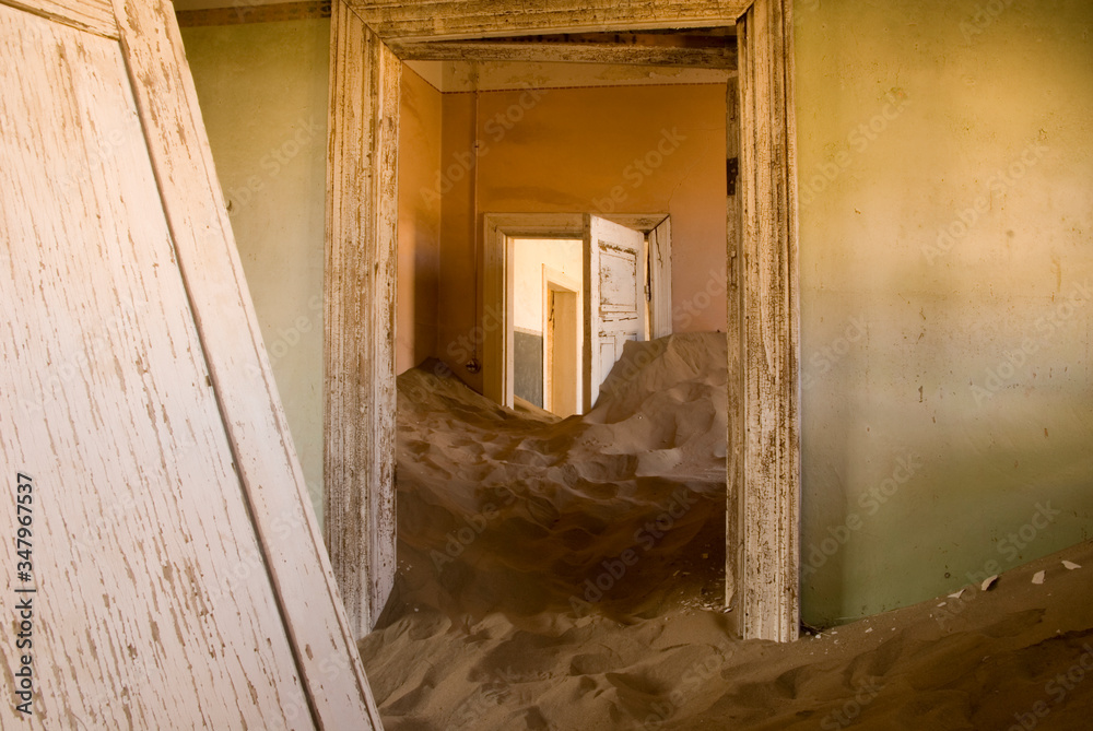 ghosttown kolmanskop namibia sand dunes