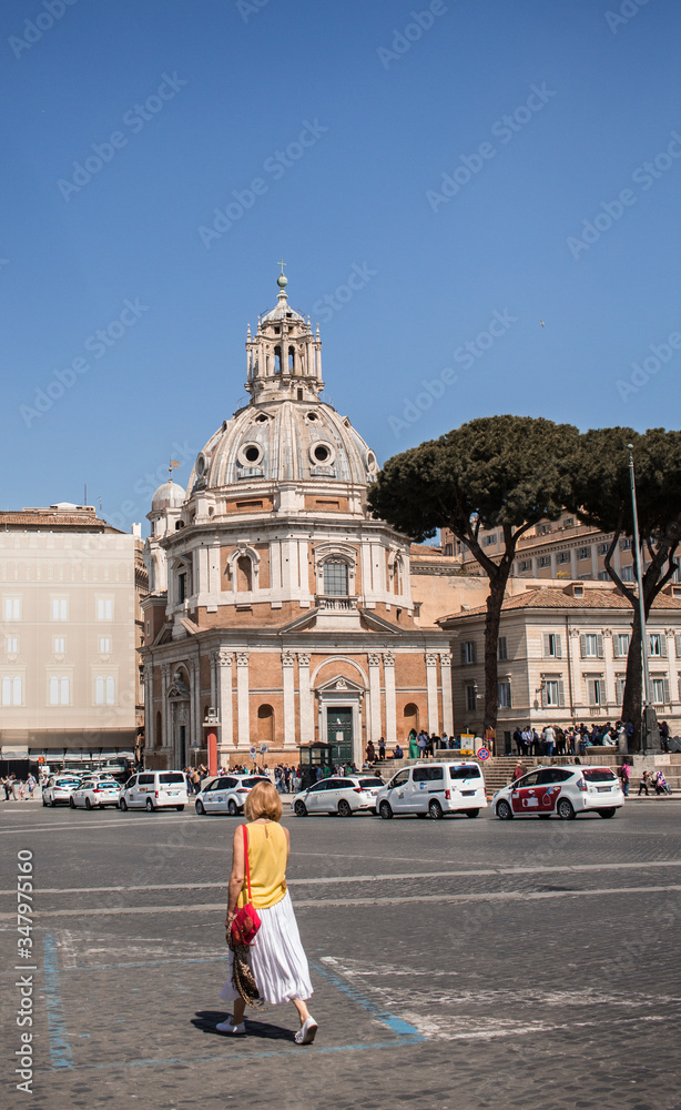 Obraz premium young woman walking through the streets of the city of rome
