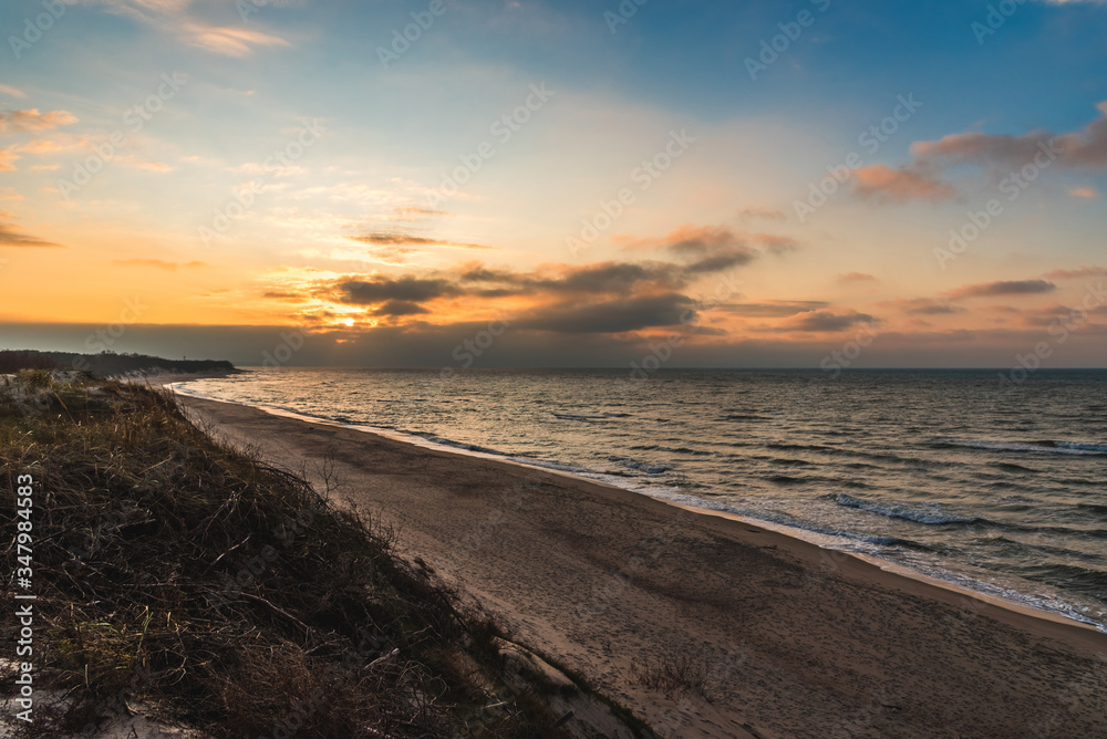 Obraz premium Beautiful, colorful sunset on the sea. Vacation and weekend concept