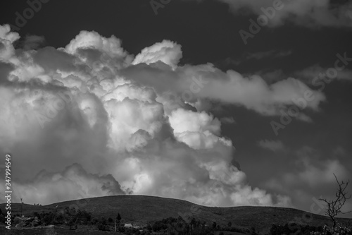 nuvens dramáticas de trovoada na montanha preto e branco