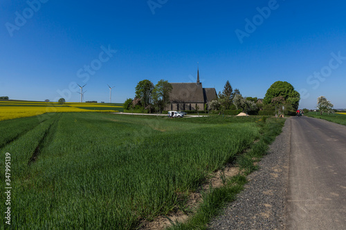 Feld im Sommer mit einem Auto