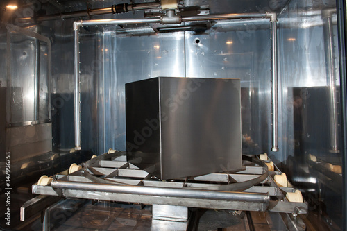 Foto Sandblasting, Metal cube in a sandblasting cabinet.
