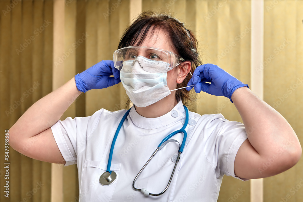 The doctor uses personal protective equipment. The doctor uses personal protective equipment.