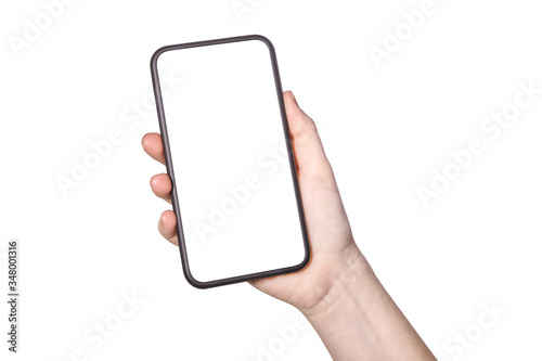 Mano derecha de mujer caucasica sosteniendo su teléfono celular negro en posición vertical aislado en fondo blanco