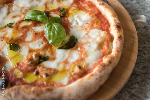 Pizza margherita tipica italiana, pomodoro, mozzarella e basilico, fragrante / Typical Italian margherita pizza, mozzarella, tomato and basil, fragrant