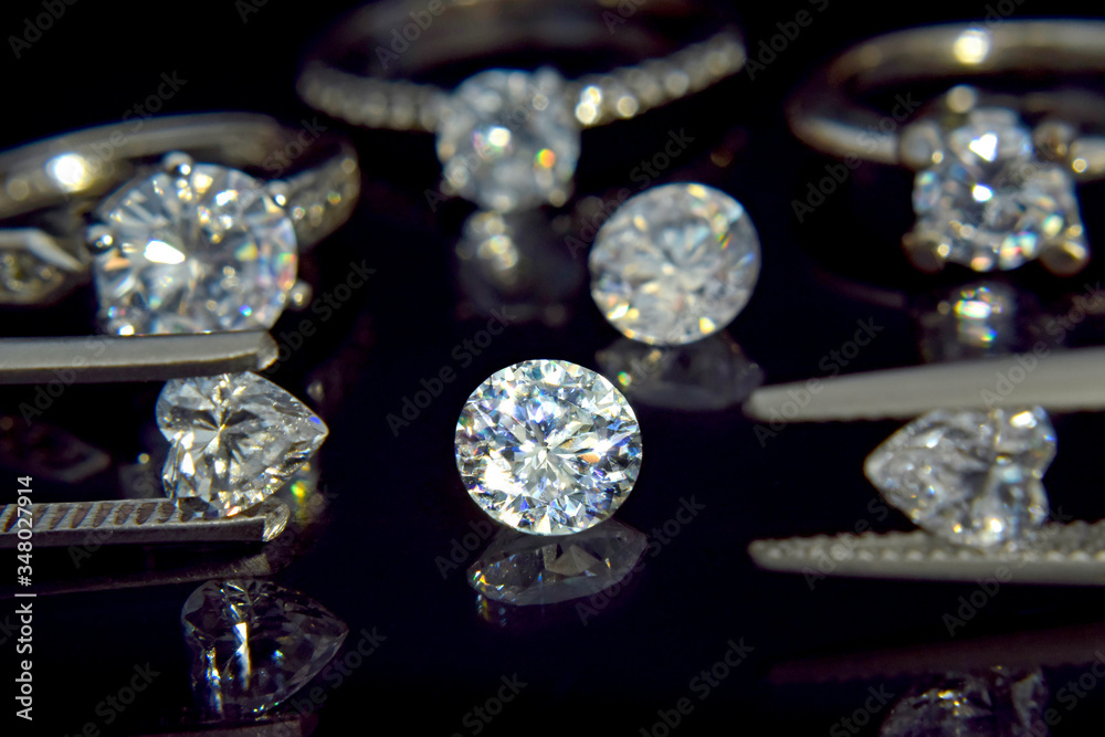Luxurious diamond ring
That has a sparkle on the black surface Luxurious diamond ring
That has a sparkle on the black surface