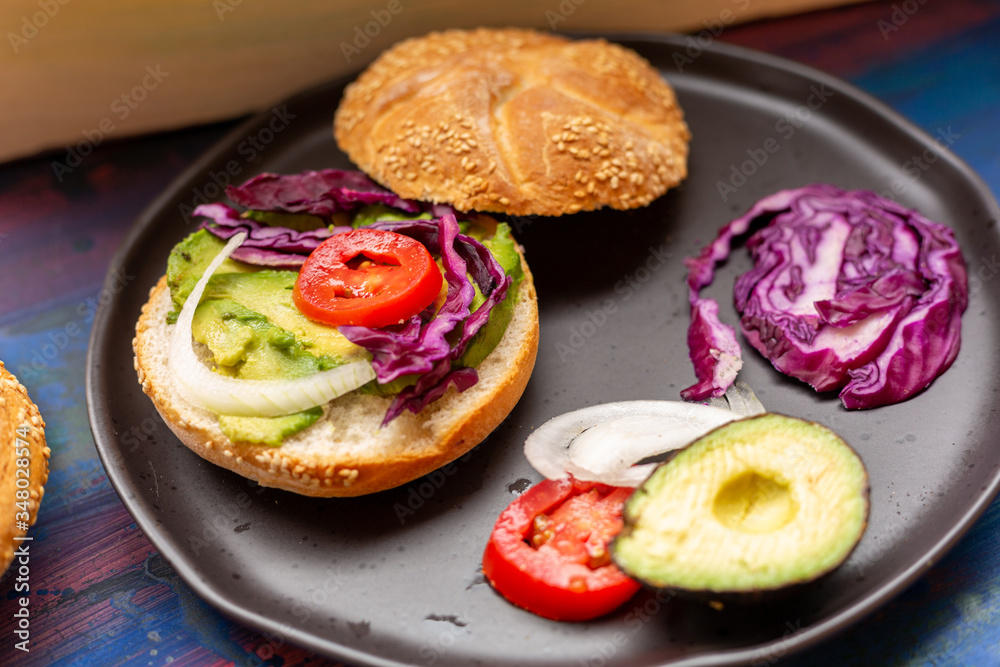 Kaiser with hamburger meat, tomato cheese, avocado, lettuce. It can be prepared or eaten separately. Kaiser with hamburger meat, tomato cheese, avocado, lettuce. It can be prepared or eaten separately.