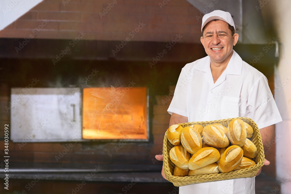 Padeiro com cesta de pão francês, popular pãozinho brasileiro. foto de  Stock | Adobe Stock