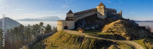 Foto Aerial drone panoramic view of Historical fortress in Risnov or Rasnov