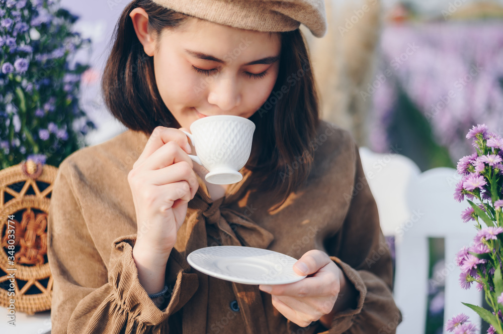 Φωτογραφία Portrait of young Asian tourist woman drinking tea during visiting Margaret flowers field grows in Mae Rim district, Chiang Mai province of Thailand