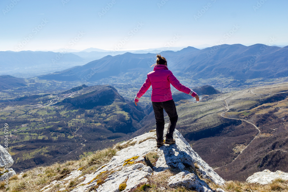 Obraz premium woman hiker on mountain peak