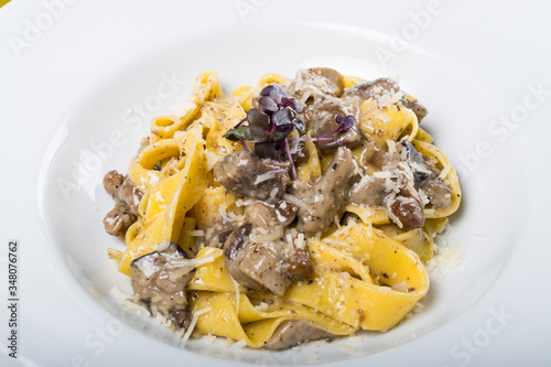 Foto Fresh pappardelle pasta with porcini mushrooms and truffle scent