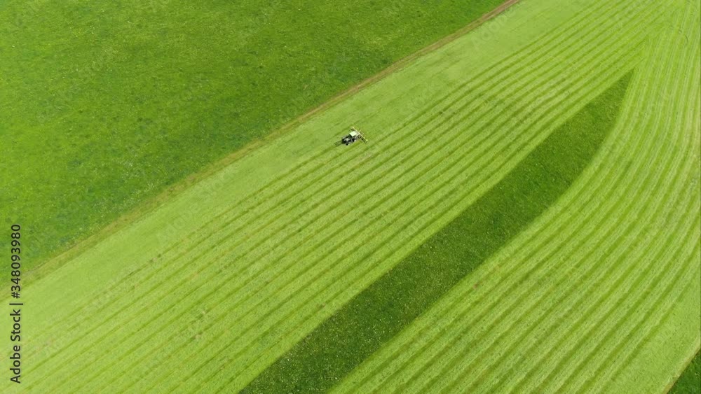 Zwei Mähdrescher mähen eine grüne Wiese - Drohnenvideo