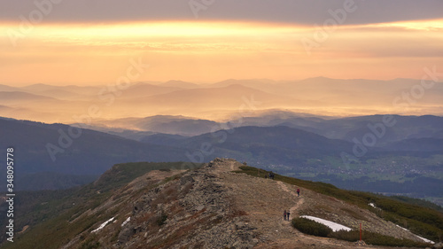 Fototapeta Naklejka Na Ścianę i Meble -  Babia Góra o poranku