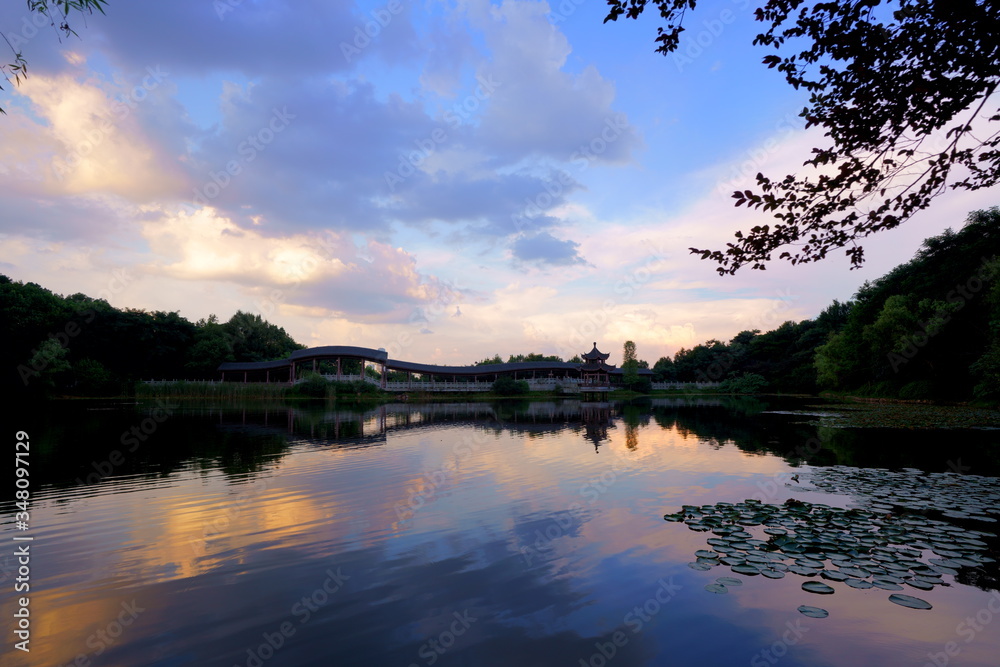Obraz premium Sunset on the lake. Yuelu Mountain, Changsha, Hunan, China.