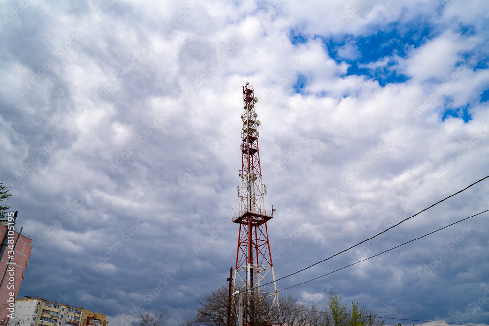 Obraz premium Telecommunication tower on cloud sky background