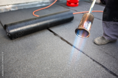 Φωτογραφία Bitumen roofing felt and burning gas torch