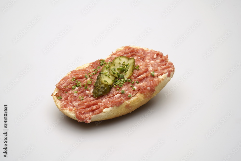 Obraz premium Ein Halbes Belegtes Brötchen mit Hackepeter