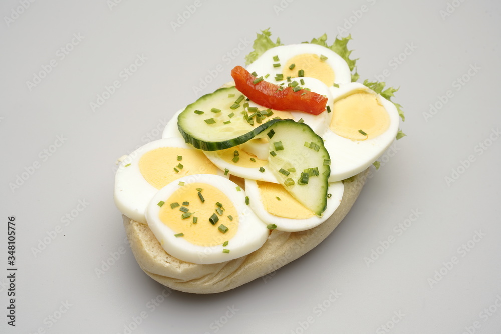 Ein Halbes Belegtes Brötchen mit Ei