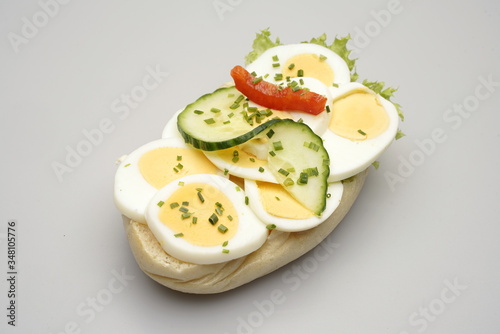 Obraz na płótnie Ein Halbes Belegtes Brötchen mit Ei w salonie