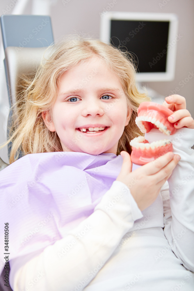 Mädchen als Patient zeigt Modell von Gebiss Stock Photo Adobe Stock