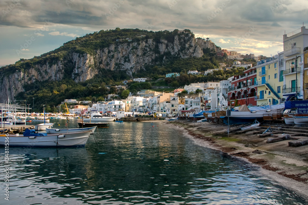vista de la ciudad de Capri en la región de Campania, Italia