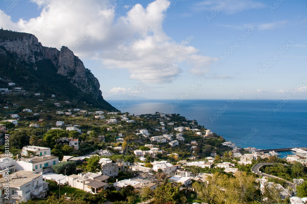 vista de la ciudad de Capri en la región de Campania, Italia