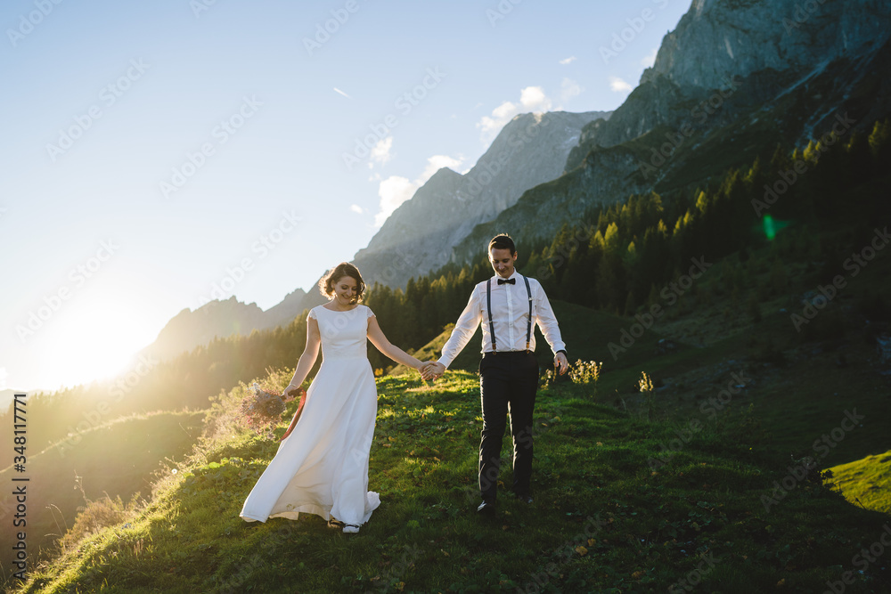 Brautpaar in den Bergen in Österreich
