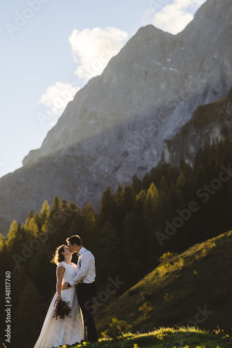Brautpaar in den Bergen in Österreich
