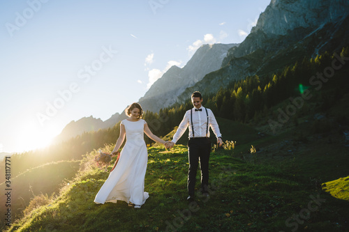 Brautpaar in den Bergen in Österreich
