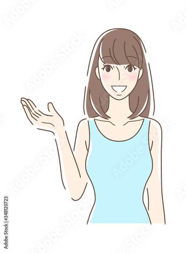 笑顔で手を差し出す正面向きの女性