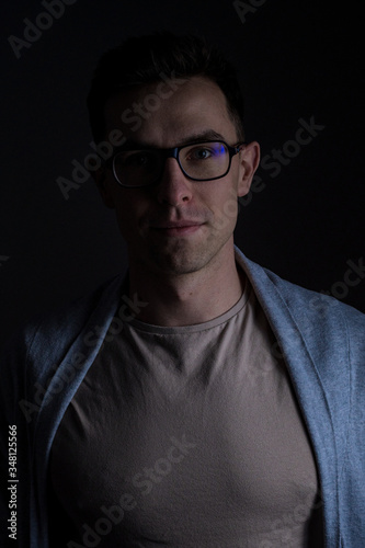 Portret męski okulary