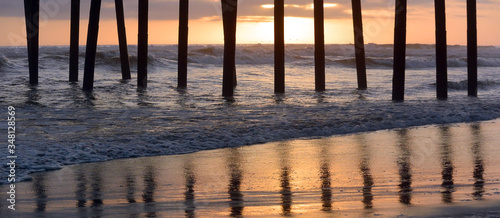 Foto Oceanside Pier reflection on the wet sand at sunset