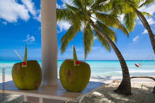 Coconut drinks on table und...