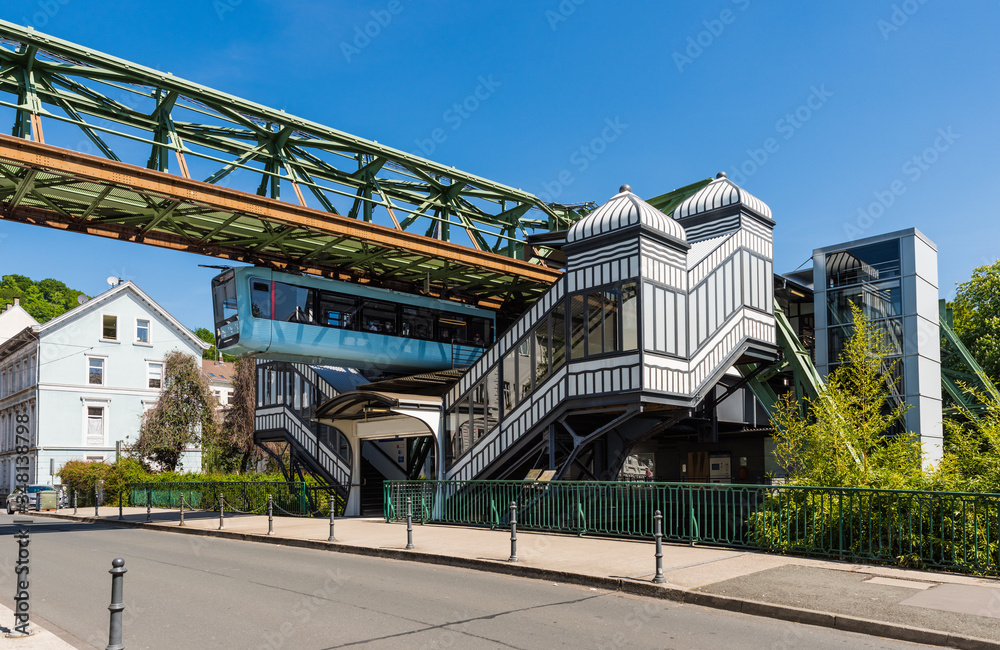 Wuppertaler Schwebebahn im Frühling; Nordrhein-Westfalen; Deutschland