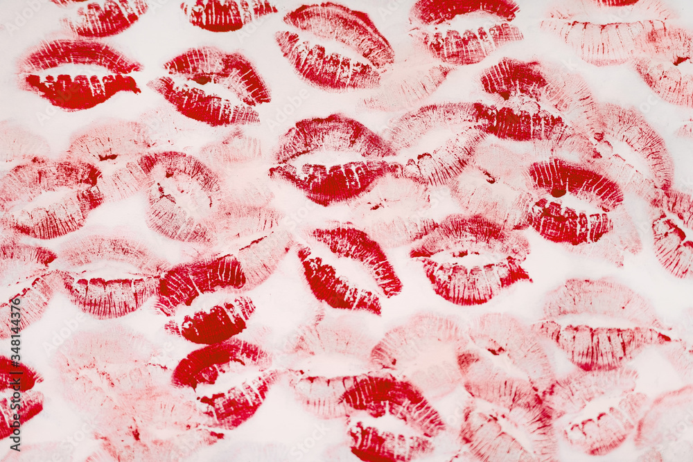 Foto Stock A lot of kissing marks made with the red lipstick on the white  paper background - Image. Paper with lipstick kisses. Abstract passion love  background. Imprints of female lips.