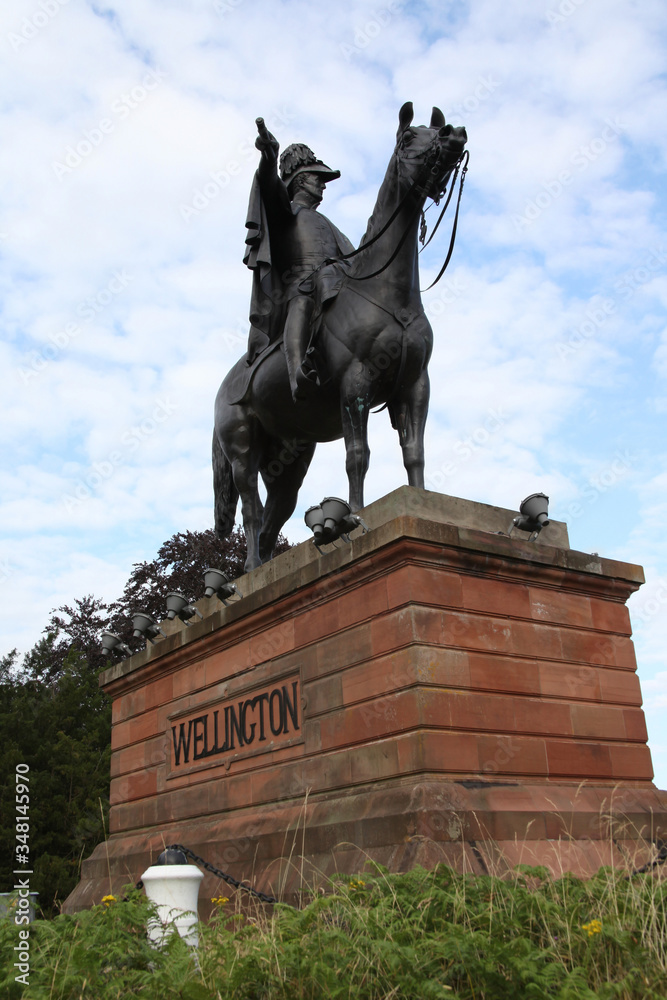 Obraz premium An equestrian statue of The Duke of Wellington in Aldershot, Hampshire, UK