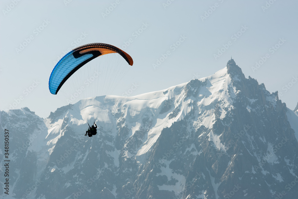 Práctica de parapente en los Alpes franceses, con el pico de la Aiguille du Midi (3.842 m) al fondo. Práctica de parapente en los Alpes franceses, con el pico de la Aiguille du Midi (3.842 m) al fondo.