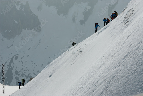 Montañeros ascendiendo en las Aiguilles de Chamonix en el Macizo del Mont Blanc. photo