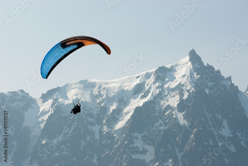 Práctica de parapente en los Alpes franceses, con el pico de la Aiguille du Midi (3.842 m) al fondo.