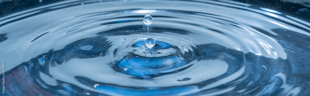 Fallende Wassertropfen auf Wasseroberfläche mit kleinen wellen - rund Fallende Wassertropfen auf Wasseroberfläche mit kleinen wellen - rund