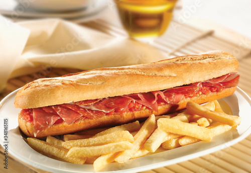 Baguette de jamón ibérico con patatas fritas. Iberian ham baguette with fries.