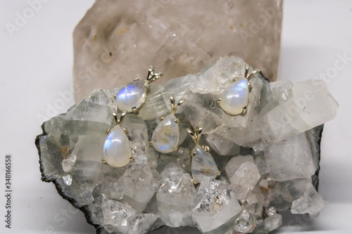 Tableau sur toile rainbow moonstone pendants