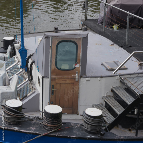 Tür mit zwei Klinken zu einer Kajüte auf einem kleinen Boot photo